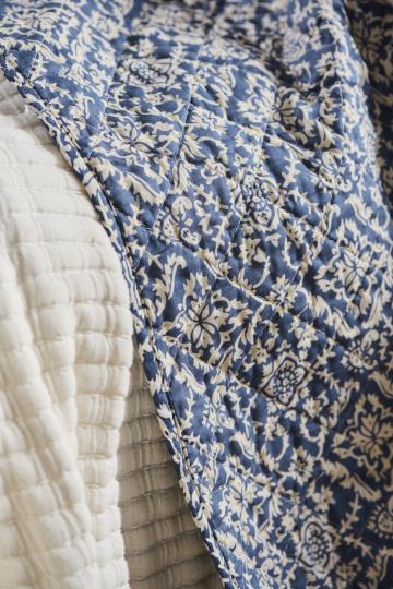 Quilt blau mit naturfarbigem Blockmuster von IB Laursen